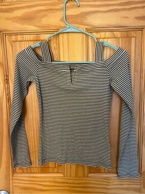 Aeropostale Striped Off-Shoulder Long Sleeve Top in Black and White Size S